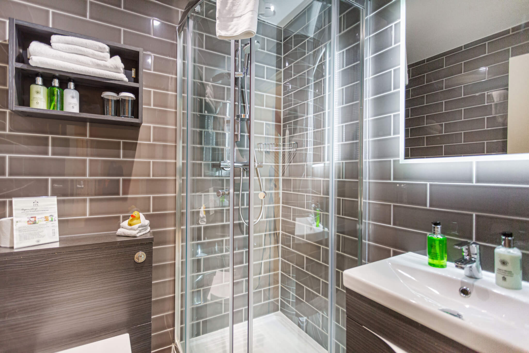 Rm 403 Classic Twin Bathroom scaled