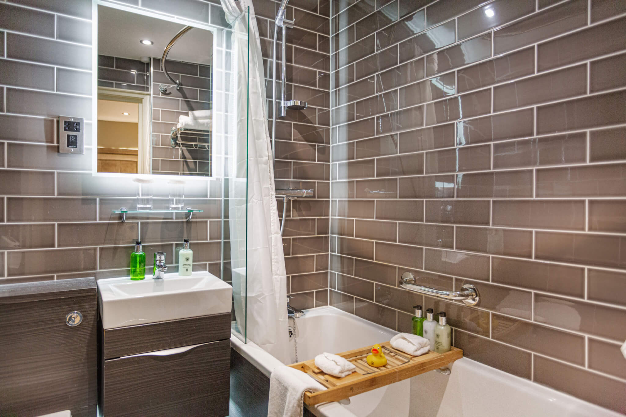 Rm 408 Classic Twin Bathroom scaled
